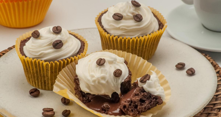 Cupcake de café com chantilly e grão de café
